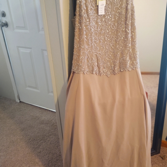 Beautiful dresses - Picture 1 of 2